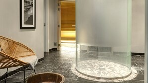 A modern lobby with a glass fish tank, a wicker chair, and a framed picture on the wall. - Hjerting Badehotel - Esbjerg (Esbjerg)