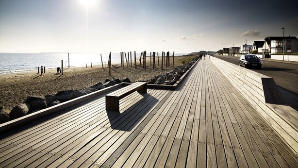 A wooden boardwalk leading to a beach with a bench and a car parked nearby. - Hjerting Badehotel - Esbjerg (Esbjerg)