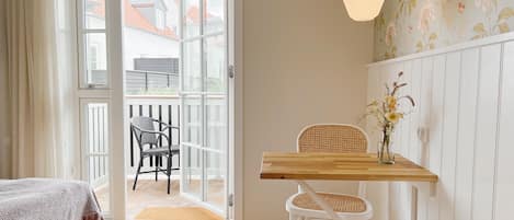 Enkelrum | Allergitestade sängkläder, skrivbord och strykjärn/strykbräda