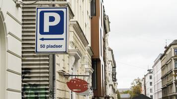 Señal de calle que indica un aparcamiento a 50 metros.