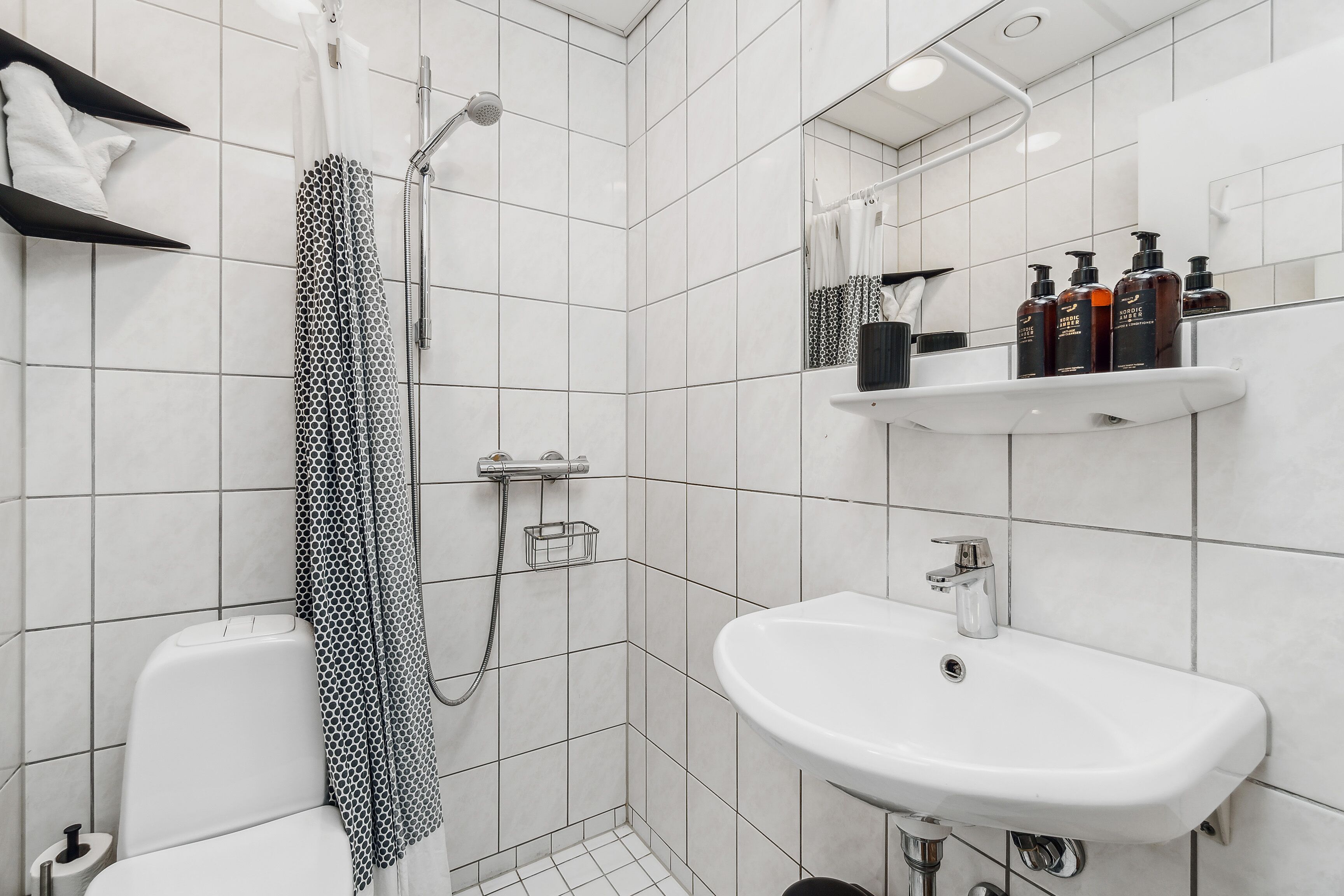 medium (1 king size bed or 2 sgl bed 180x200cm) | bathroom | hair dryer, towels, soap, shampoo