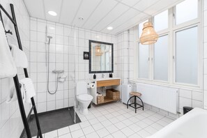 X-Large (1 King Size Bed 180x200cm) | Bathroom | Hair dryer, towels, soap, shampoo - Ibsens Hotel (Copenhagen)