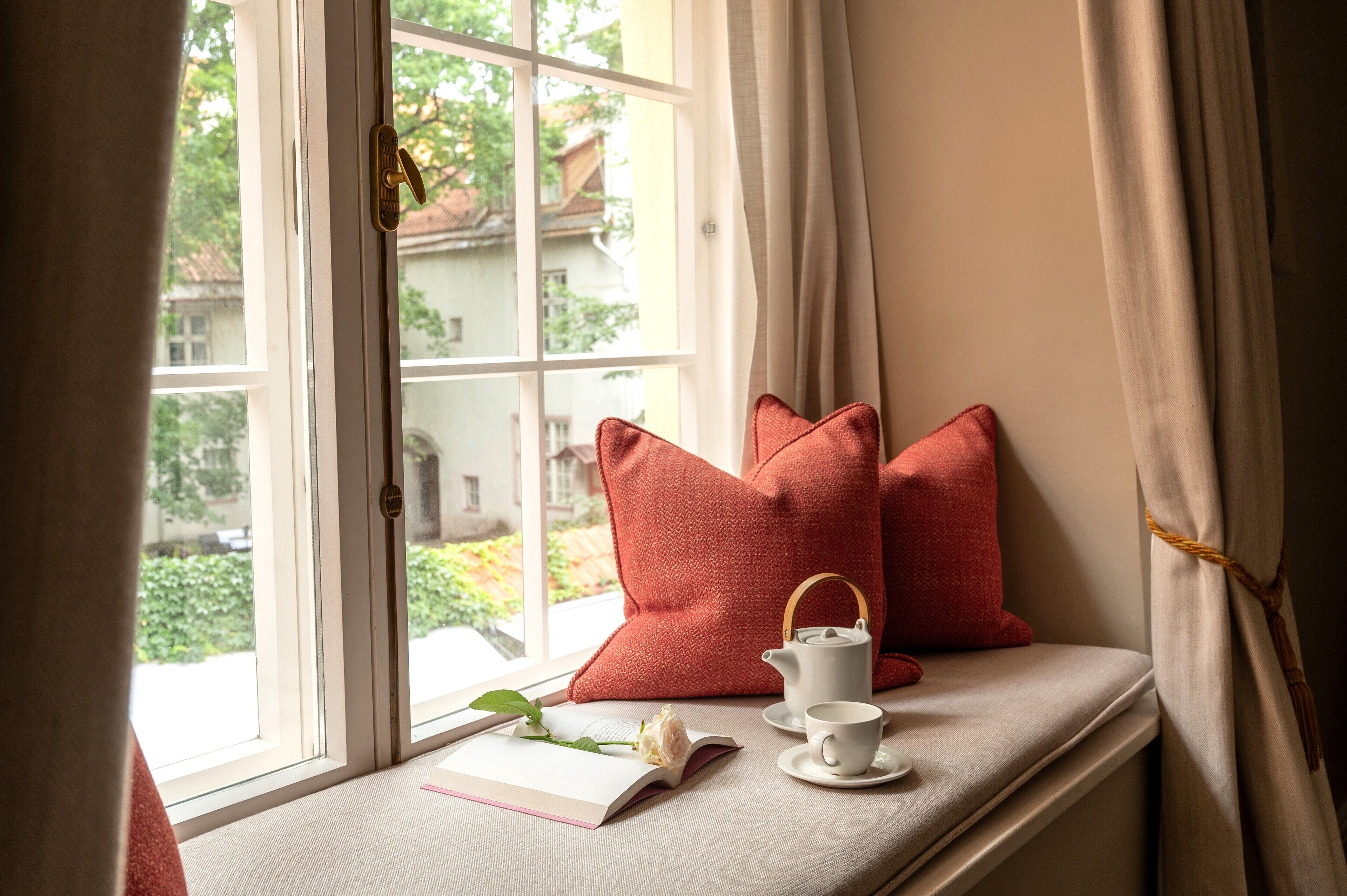 deluxe room (king/twin) | in-room dining