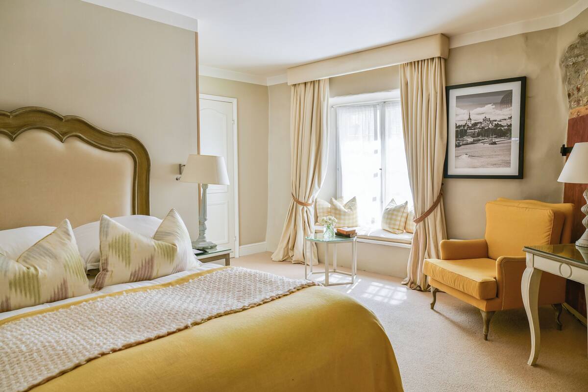 deluxe room (king/twin) | 1 bedroom, hypo-allergenic bedding, minibar, in-room safe