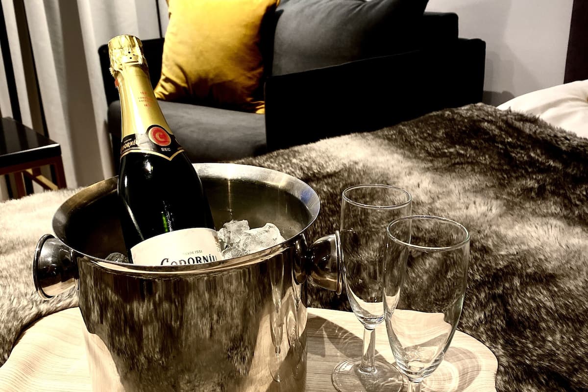 premium bedding, minibar, in-room safe, desk