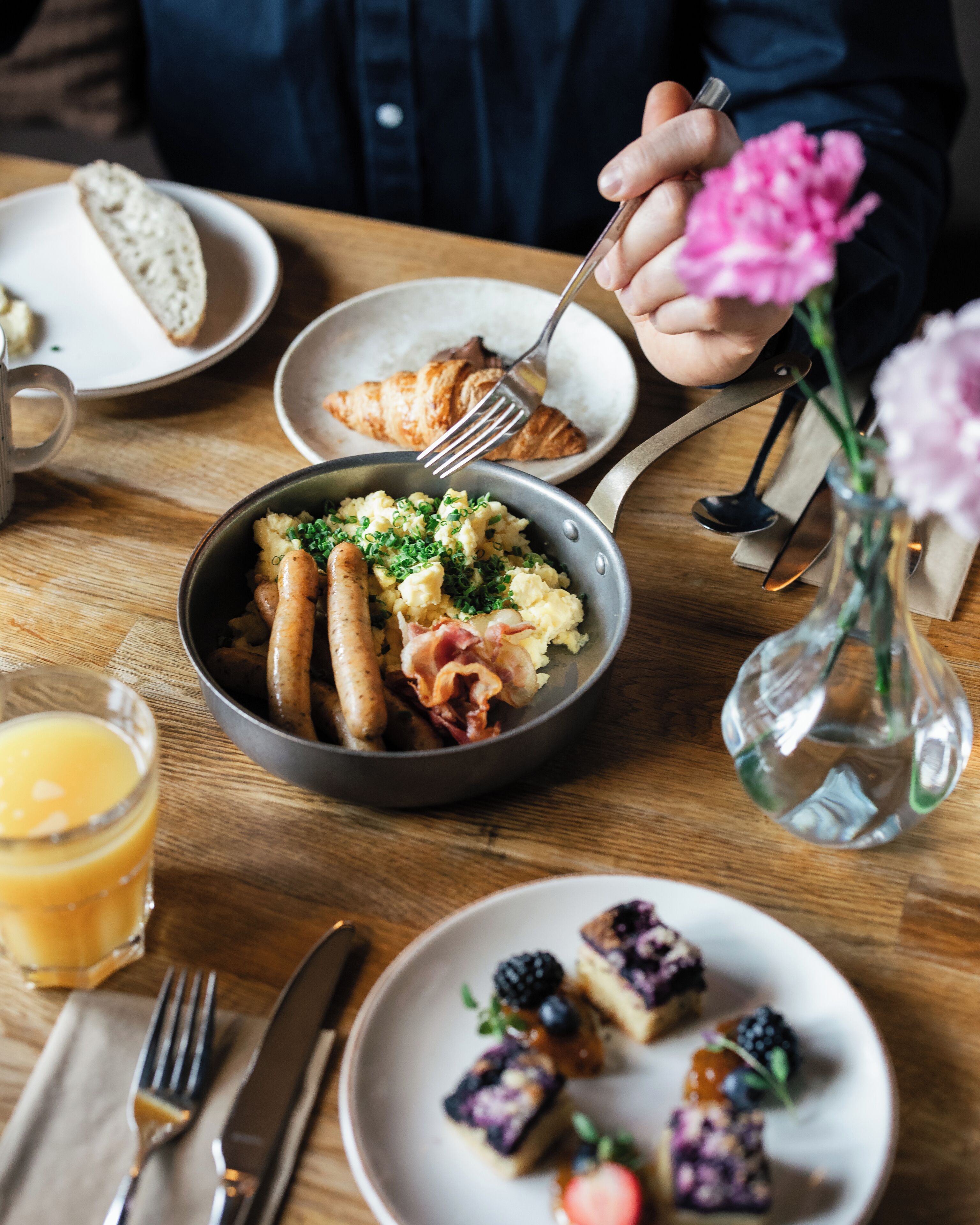 daily buffet breakfast (eur 24 per person)