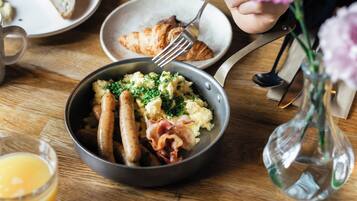 Desayuno buffet (EUR 24 por persona)