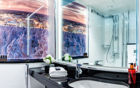 Classic Twin Room, 2 Twin Beds | Bathroom | Shower, free toiletries, hair dryer, towels. Arctic City Hotel