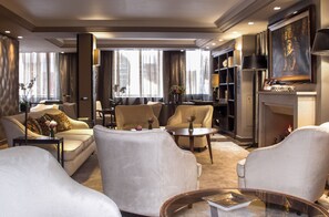 2 bars/lounges