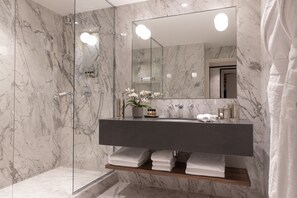 Designer toiletries, hair dryer, bathrobes, slippers - Esprit Saint-Germain (Paris)