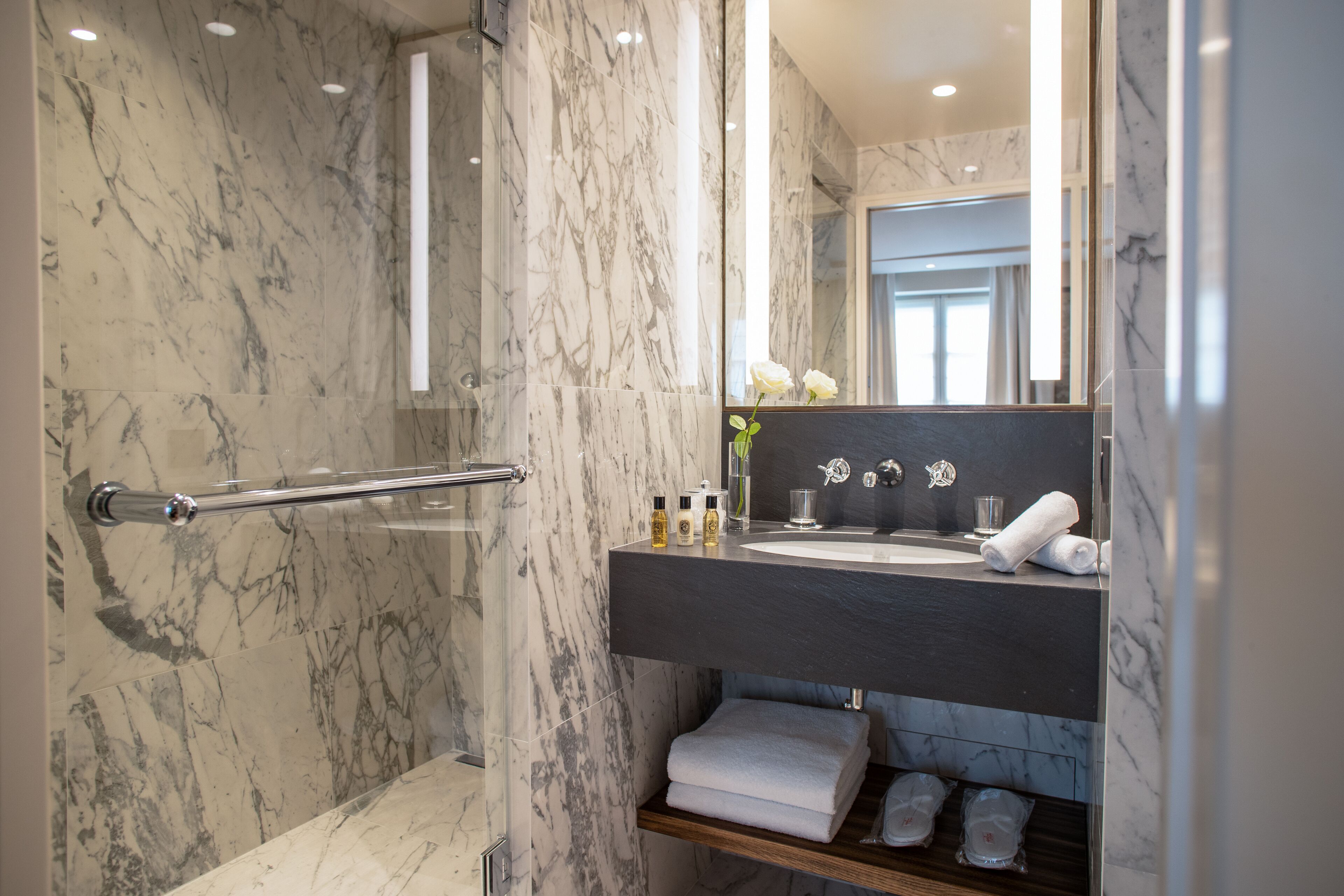 deluxe club | bathroom | combined shower/bathtub, designer toiletries, hair dryer, bathrobes