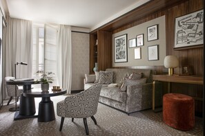 Club Suite | Living area | Flat-screen TV