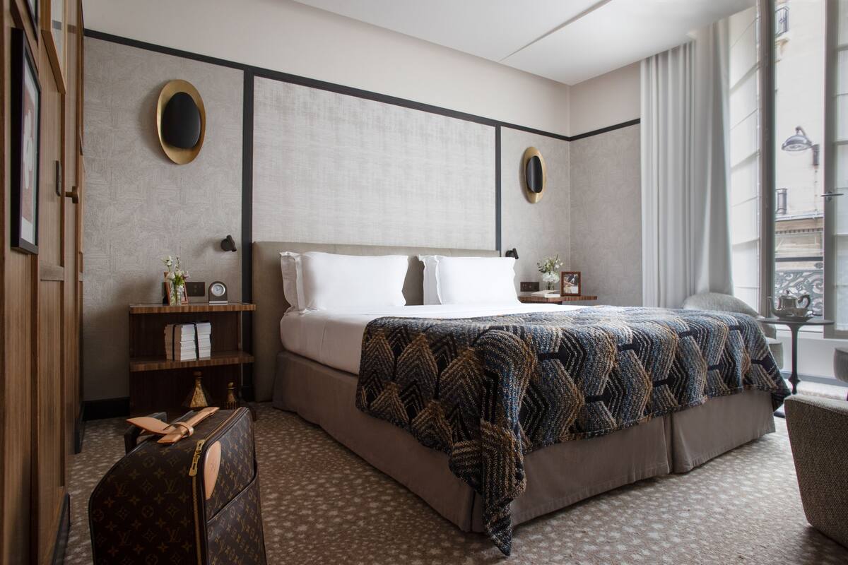Premium bedding, free minibar, in-room safe, desk