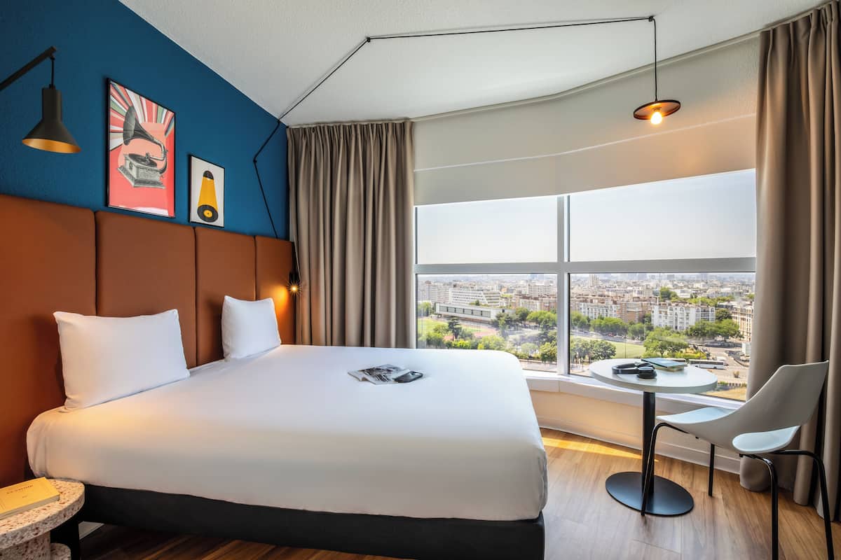 Standard Room, 1 Queen Bed, Non Smoking | Desk, soundproofing, iron/ironing board, free cots/infant beds
