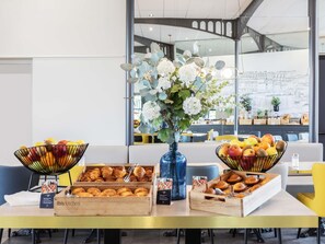 Desayuno buffet todos los días (con cargo) 