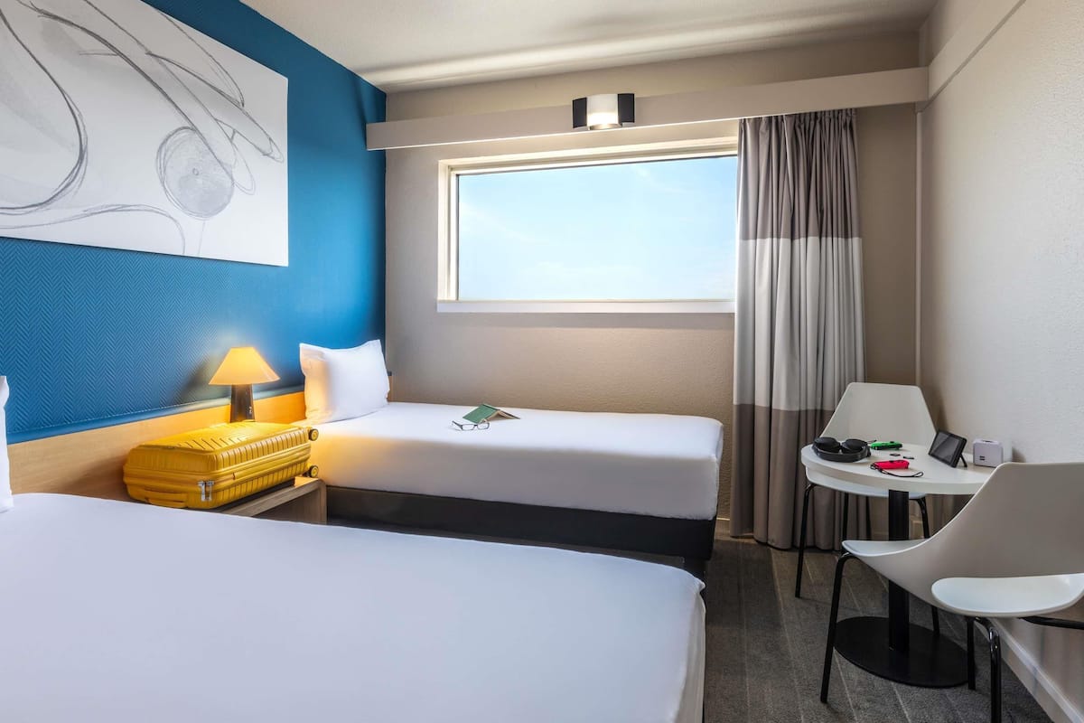 Chambre Standard, 2 lits une place | Bureau, chambres insonorisées, fer et planche à repasser