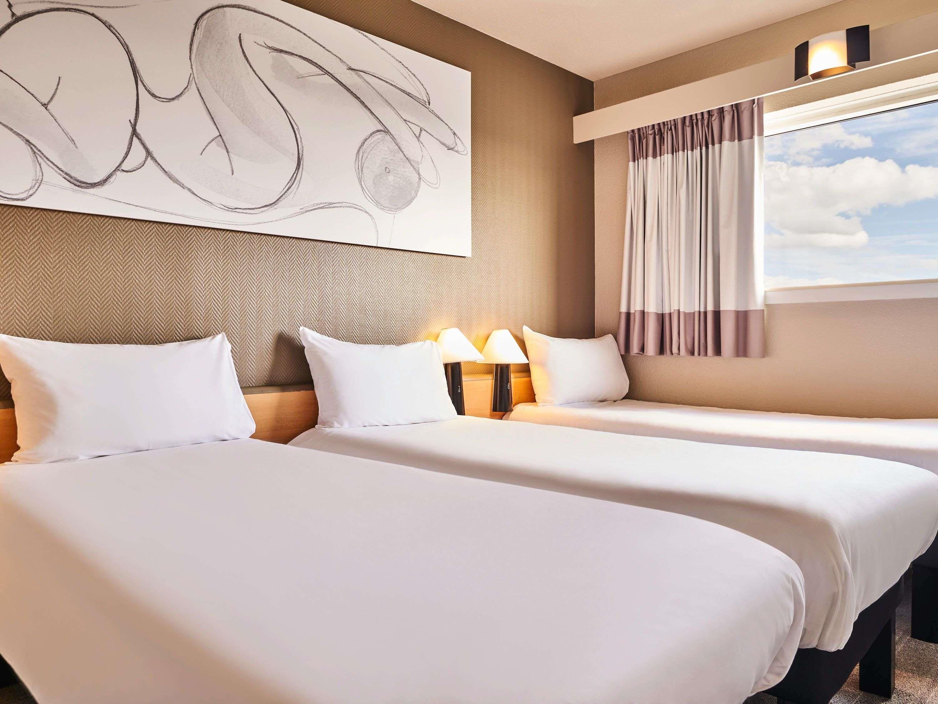 Standaard kamer, 3 eenpersoonsbedden | Een bureau, geluiddichte muren, een strijkplank/strijkijzer