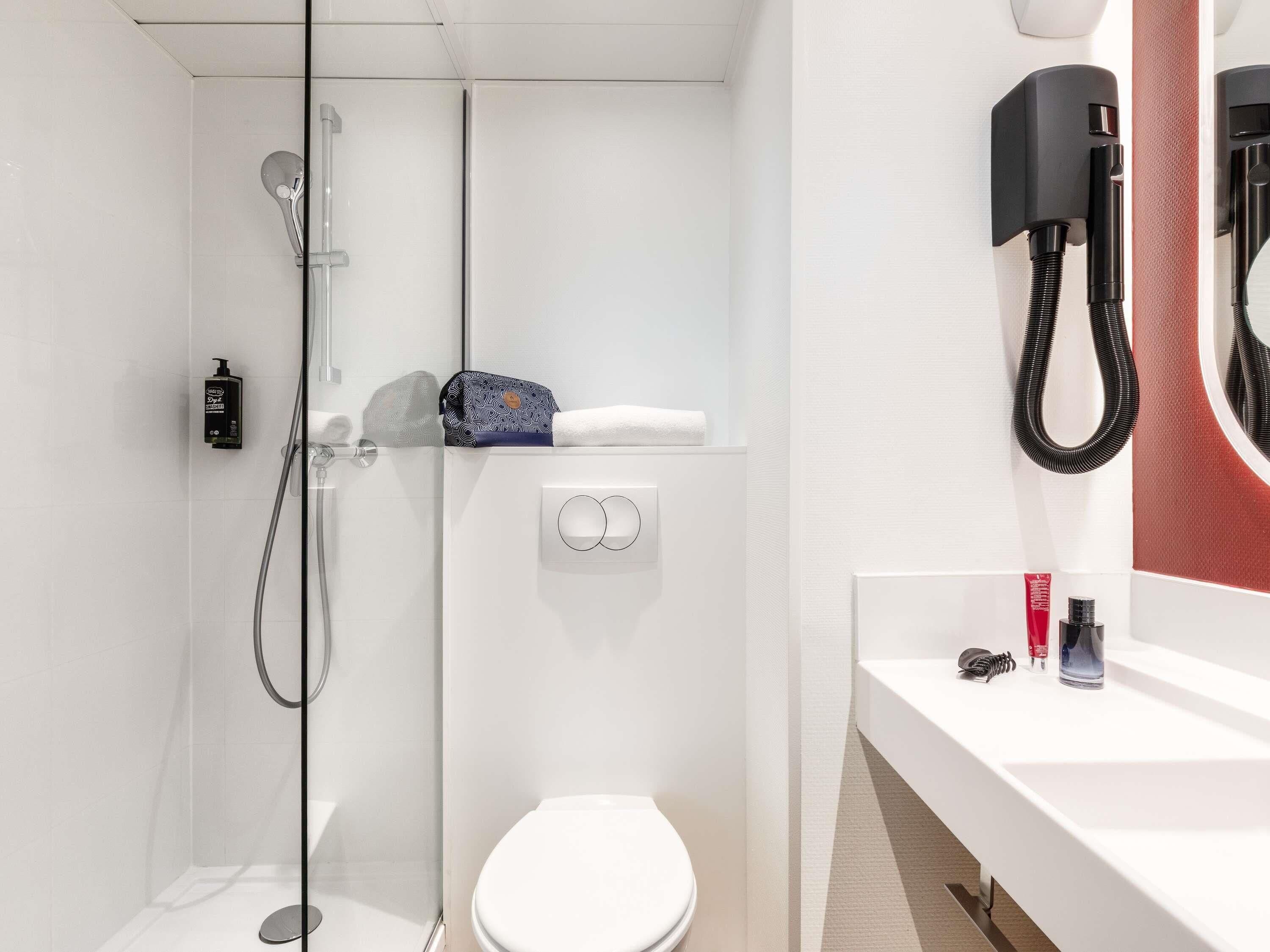 Een bureau, geluiddichte muren, een strijkplank/strijkijzer