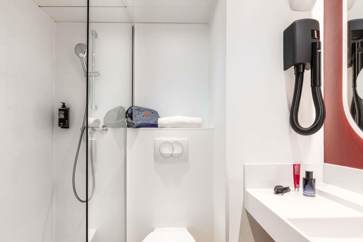 책상, 방음 설비, 다리미/다리미판, 무료 유아용 침대