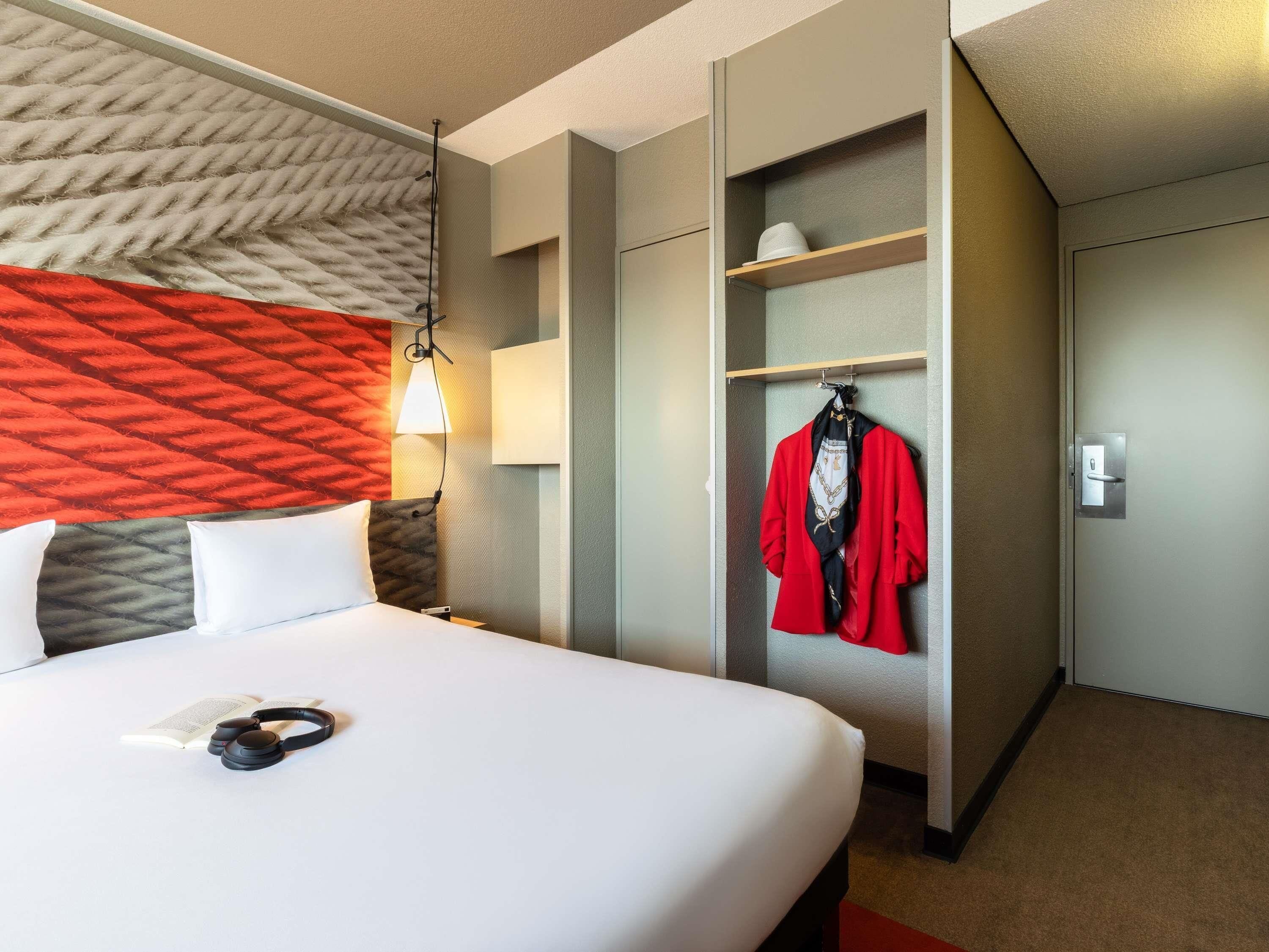 Standard room with 1 double bed | Desk, soundproofing, iron/ironing board, free cribs/infant beds