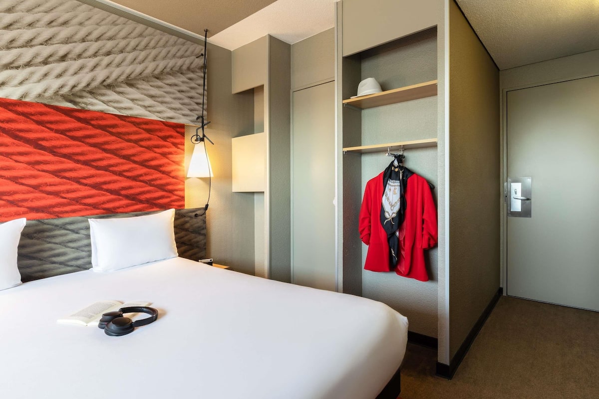 Standard room with 1 double bed | Desk, soundproofing, iron/ironing board, free cribs/infant beds