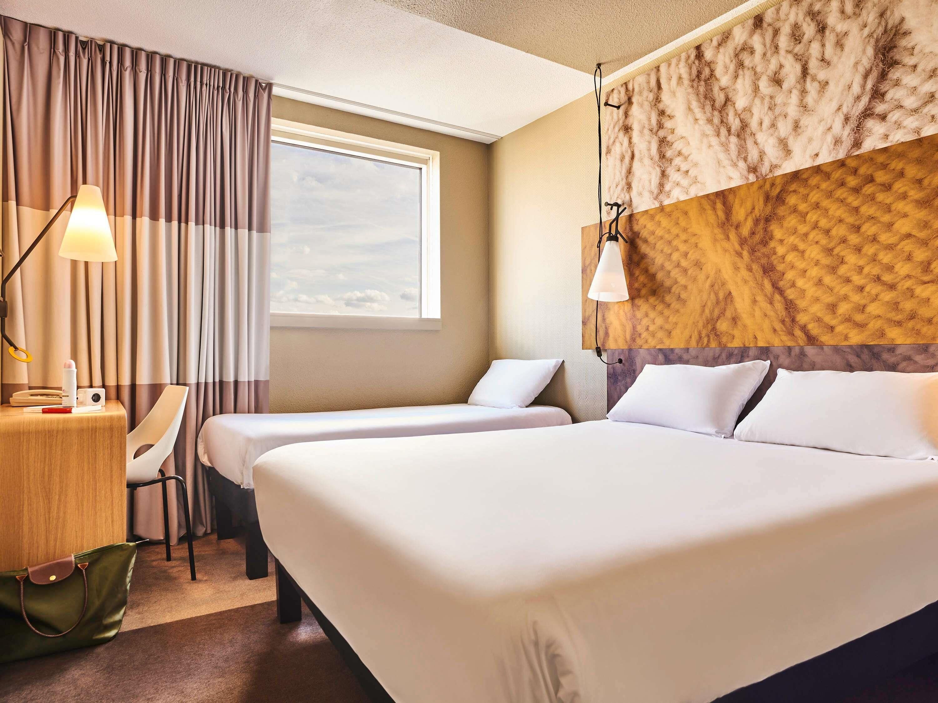 Standaard kamer, Meerdere bedden | Een bureau, geluiddichte muren, een strijkplank/strijkijzer