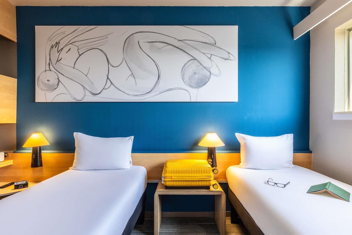 Skrivbord, ljudisolering, strykjärn/strykbräda och gratis barnsängar