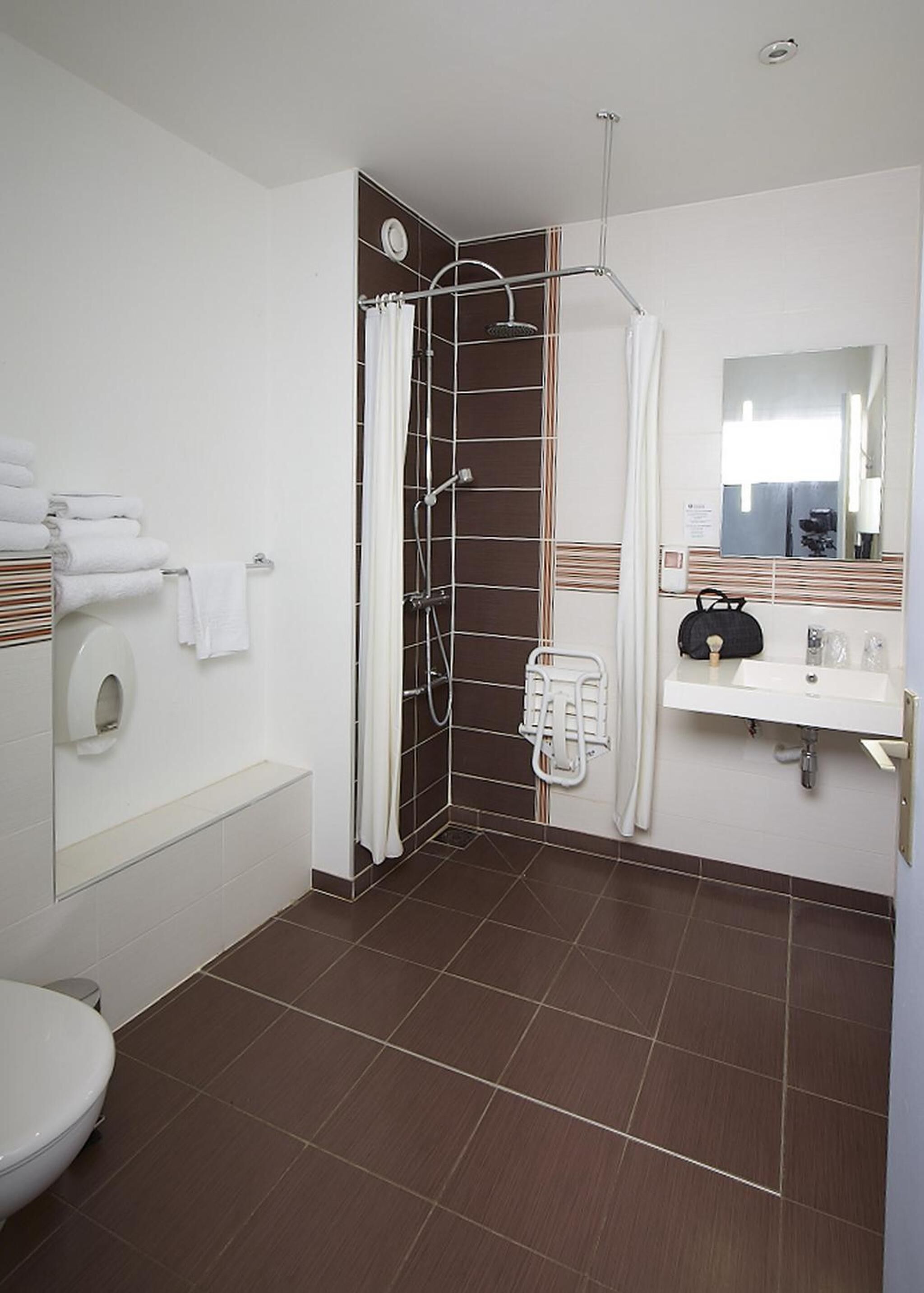 combined shower/bathtub, free toiletries, hair dryer, towels