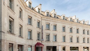 A historic building with multiple windows and a prominent 'Hotel Continental' sign. - The Originals Hotels City Poitiers Continental (Poitiers)