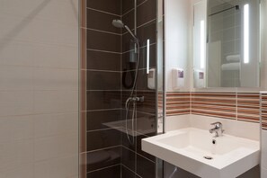 Combined shower/bathtub, free toiletries, hair dryer, towels - The Originals Hotels City Poitiers Continental (Poitiers)
