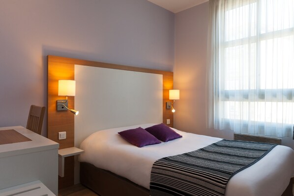 Superior Double Room | 1 bedroom, desk, soundproofing, iron/ironing board