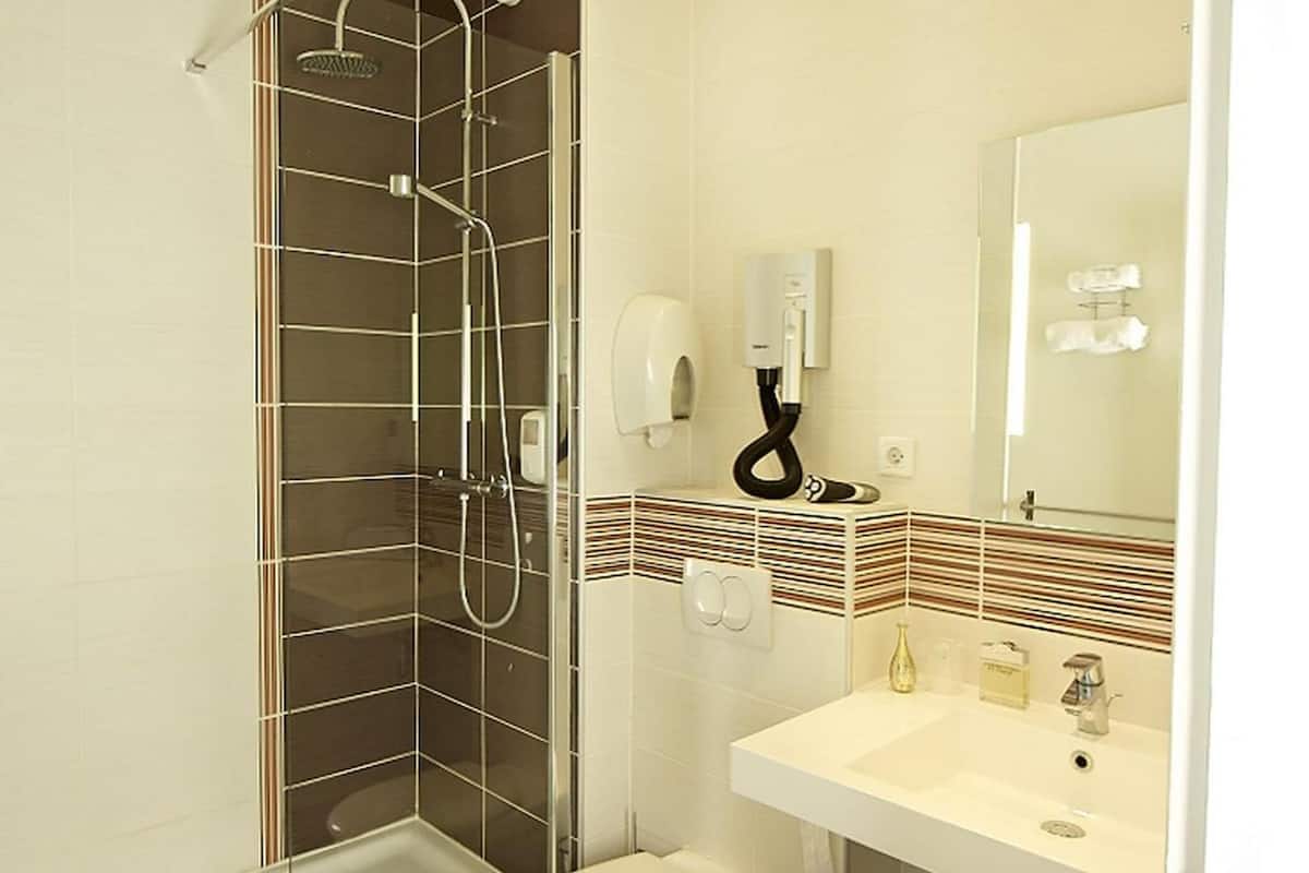 combined shower/bathtub, free toiletries, hair dryer, towels