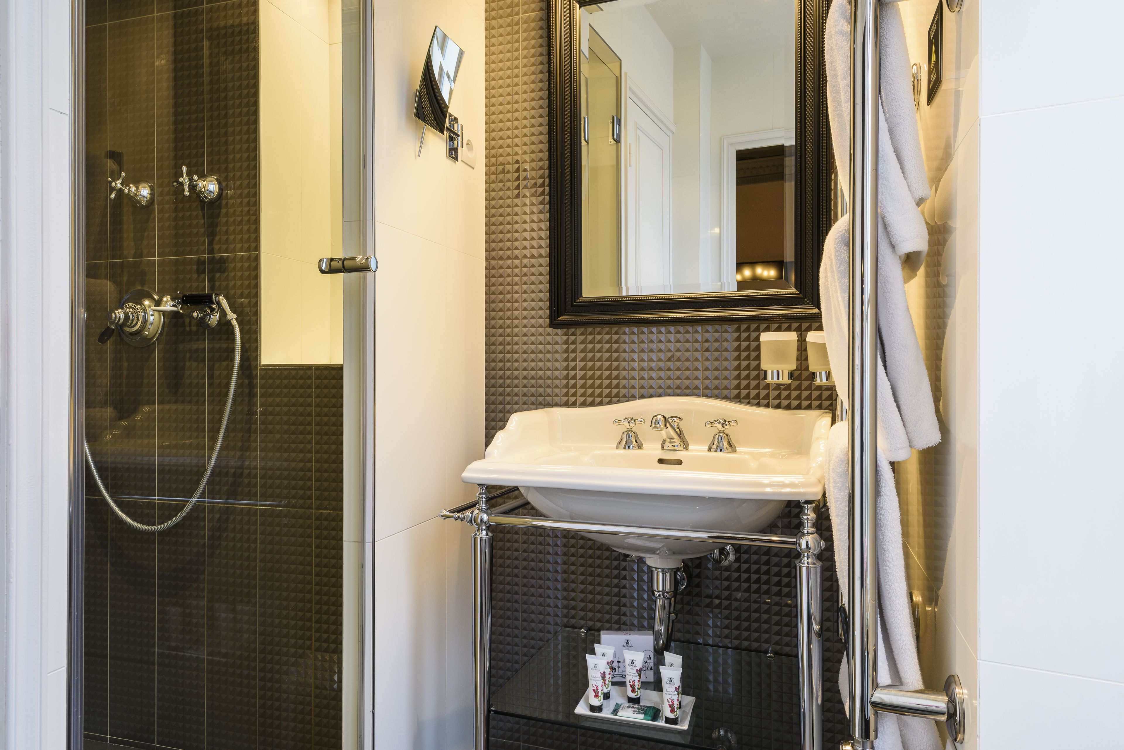 standard room | bathroom sink