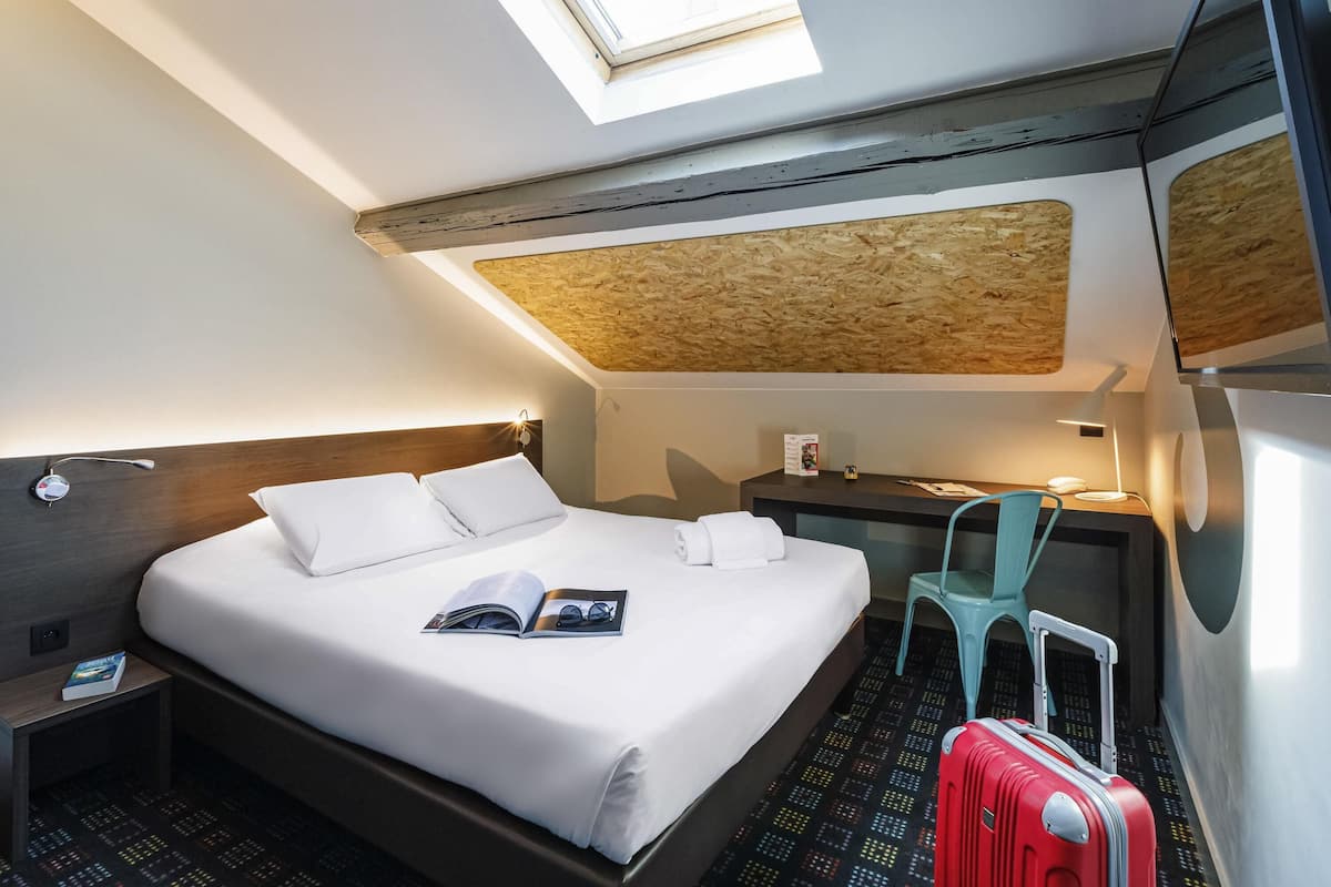 Standardzimmer, Mehrere Betten | Schreibtisch, schallisolierte Zimmer, Bügeleisen/Bügelbrett