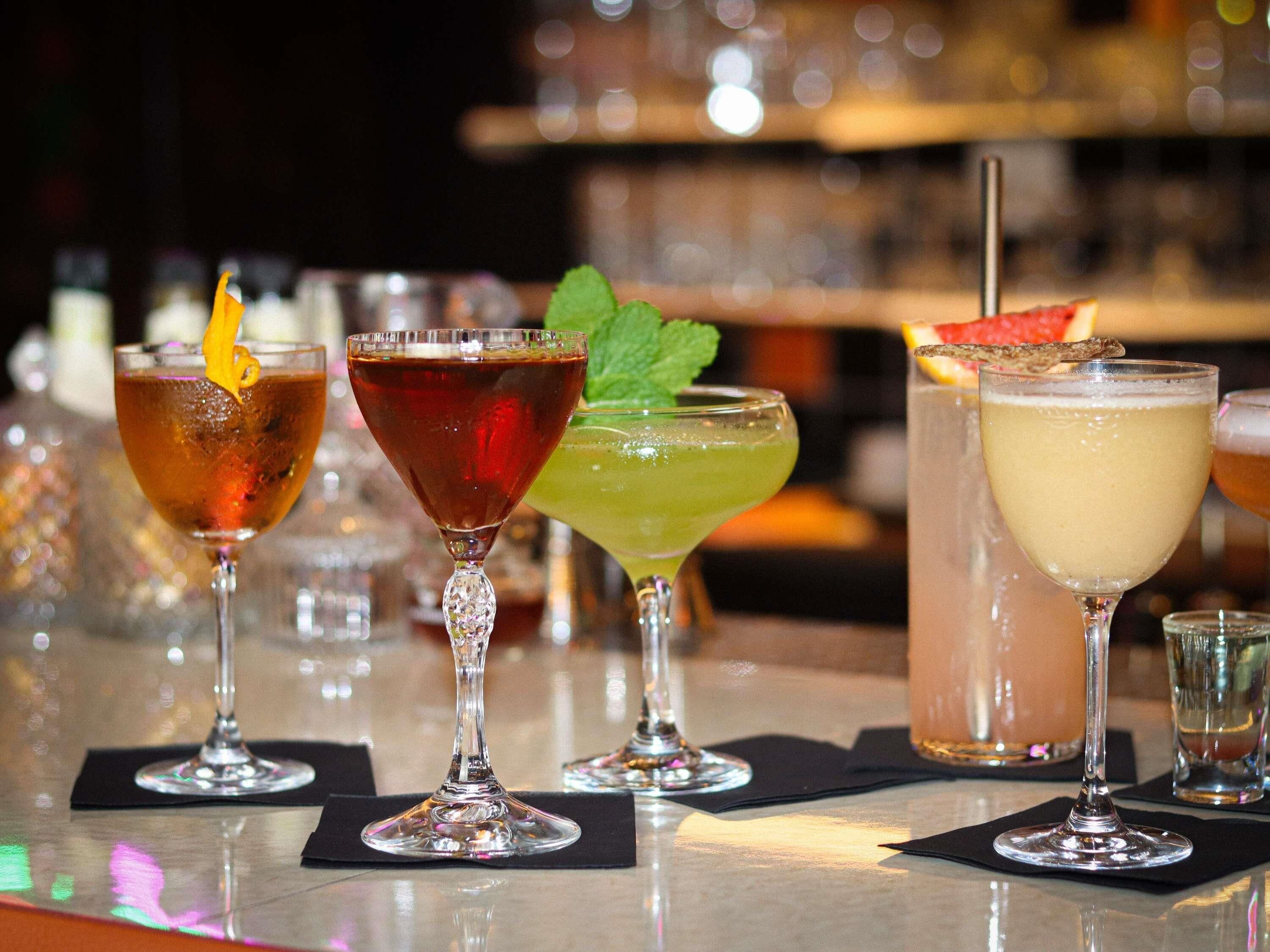 Un bar proposant une variété de boissons servies dans différents types de verres.