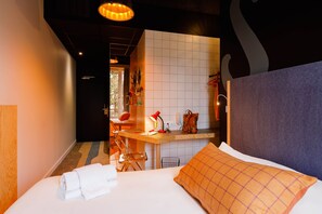 ห้องคลาสสิก, เตียงใหญ่ 1 เตียง (Pure) | โต๊ะทำงาน, ห้องเก็บเสียง, เตารีด/โต๊ะรีดผ้า, Wi-Fi ฟรี