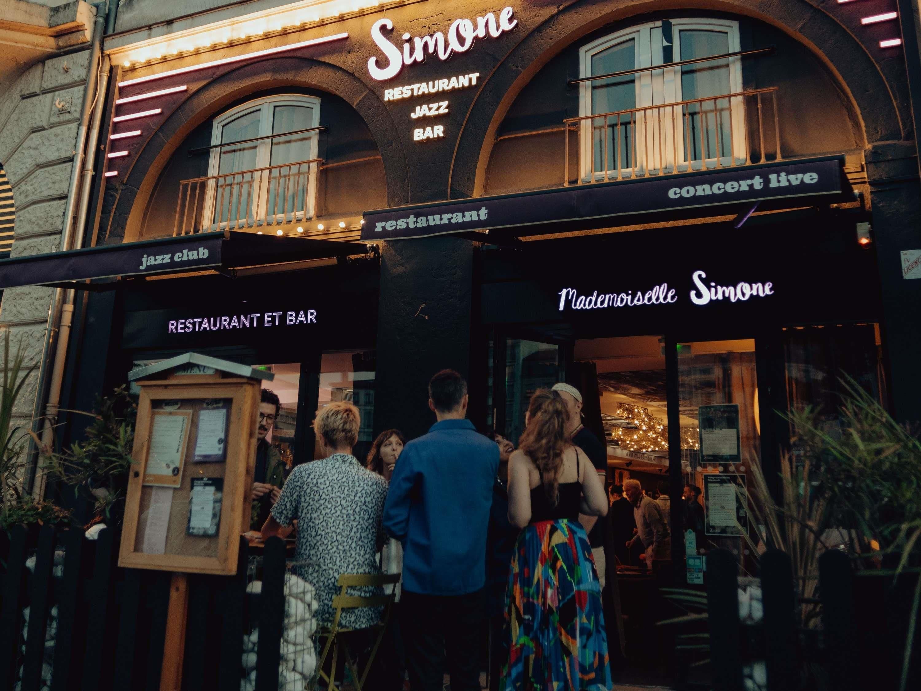 A building with a sign for 'Simone Restaurant Jazz Bar' and 'concert live'.