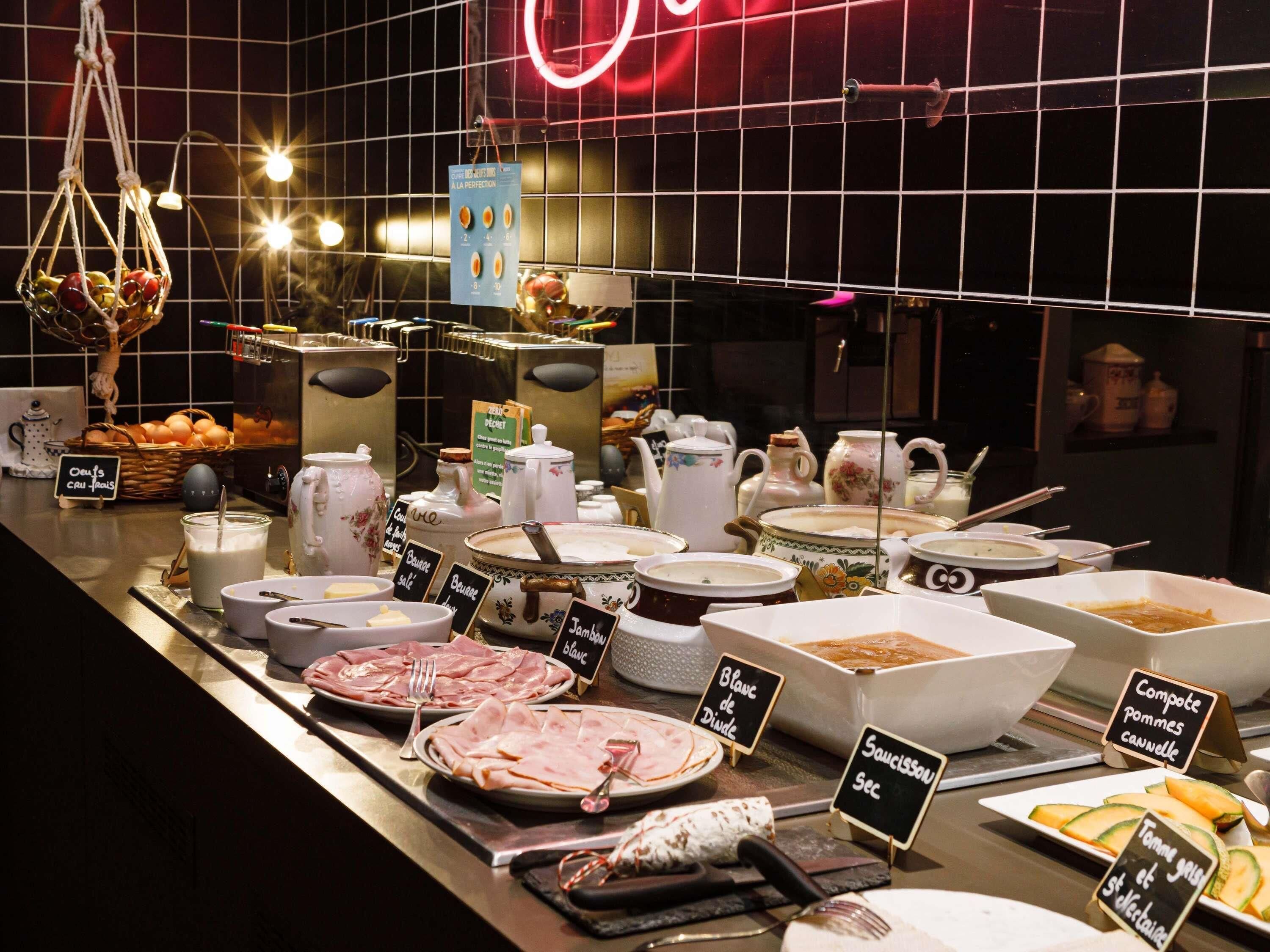 Buffet déjeuner servi tous les jours en supplément