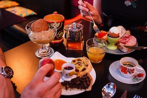 Sarapan prasmanan setiap hari (EUR 12.90 per orang)