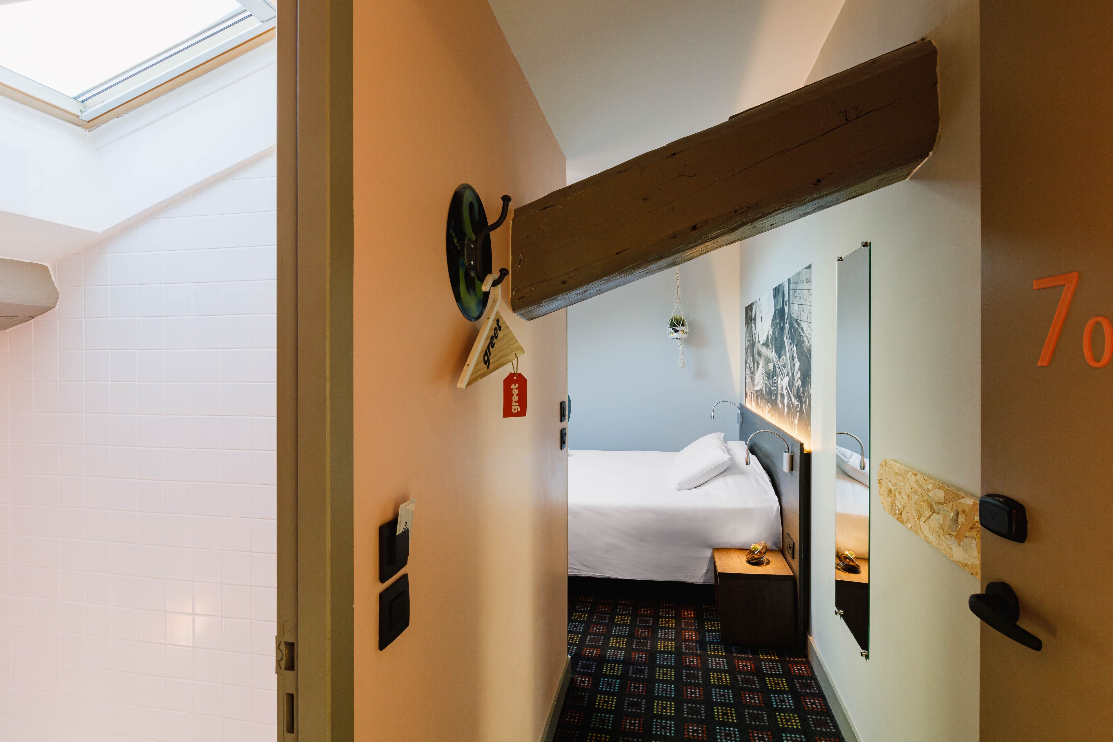 standard room, 1 double bed (pop) | desk, soundproofing, iron/ironing board, free wifi