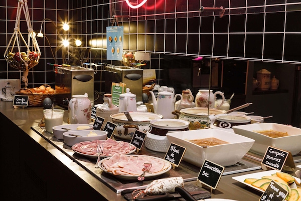 Café da manhã com buffet diário (EUR 12.90 por pessoa)