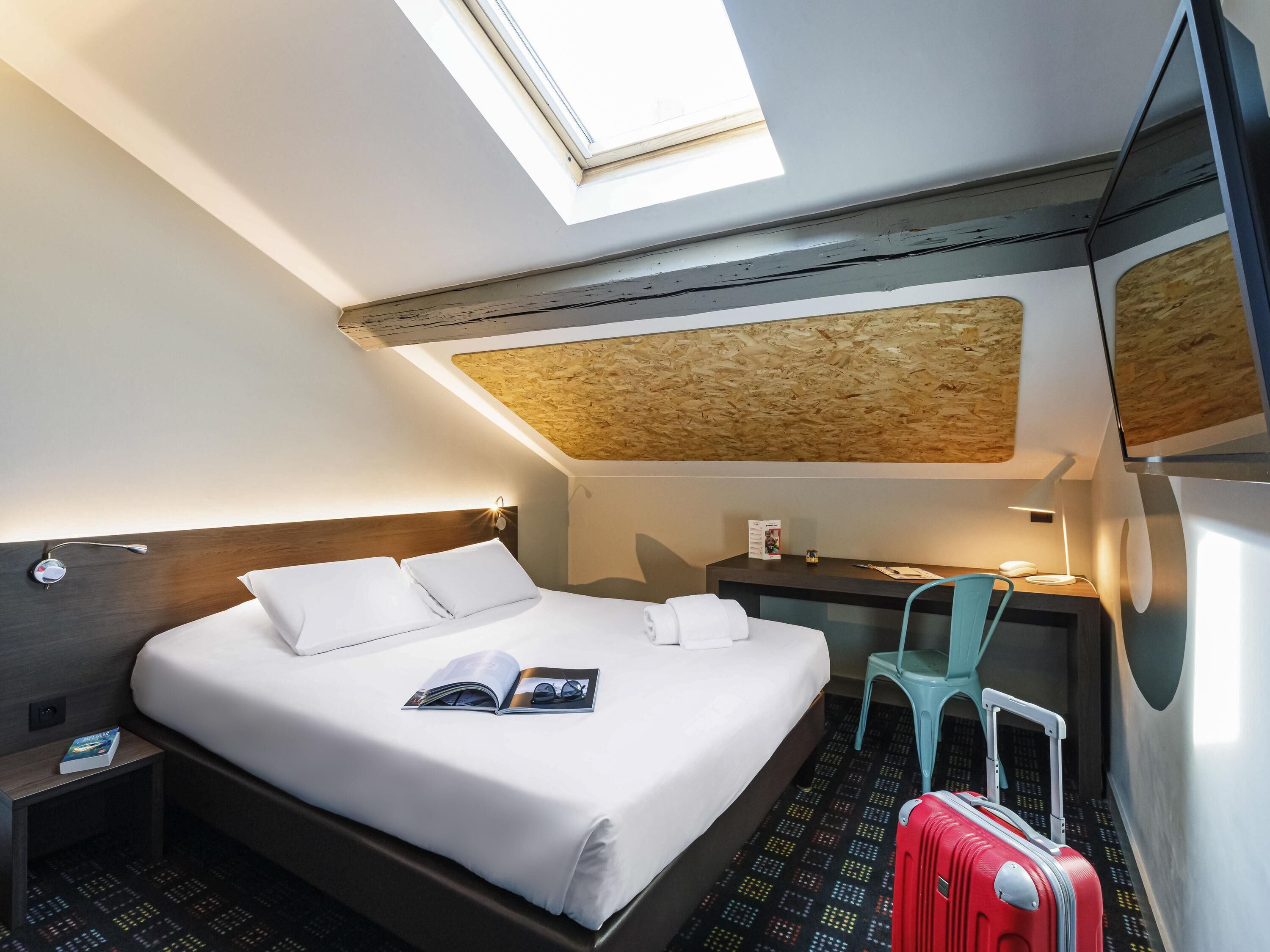 Standard Room, Berbilang Katil | Meja, kalis bunyi, seterika/papan seterika, Wi-fi percuma 