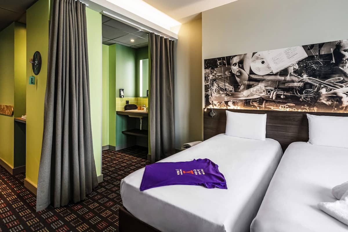Kamar Standar, 2 Tempat Tidur Twin (Pop) | Meja kerja, kedap suara, setrika/meja setrika, dan Wi-Fi gratis