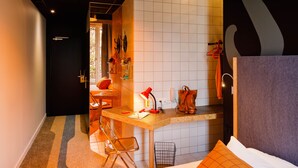 A compact hotel room with a kitchenette, a small dining area, and a bed. - Greet Hotel  Lyon Confluence (Lyon)