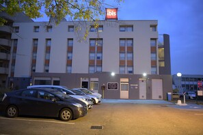 Estacionamento sem manobrista (sujeito a cobrança): EUR 10.00 por diária