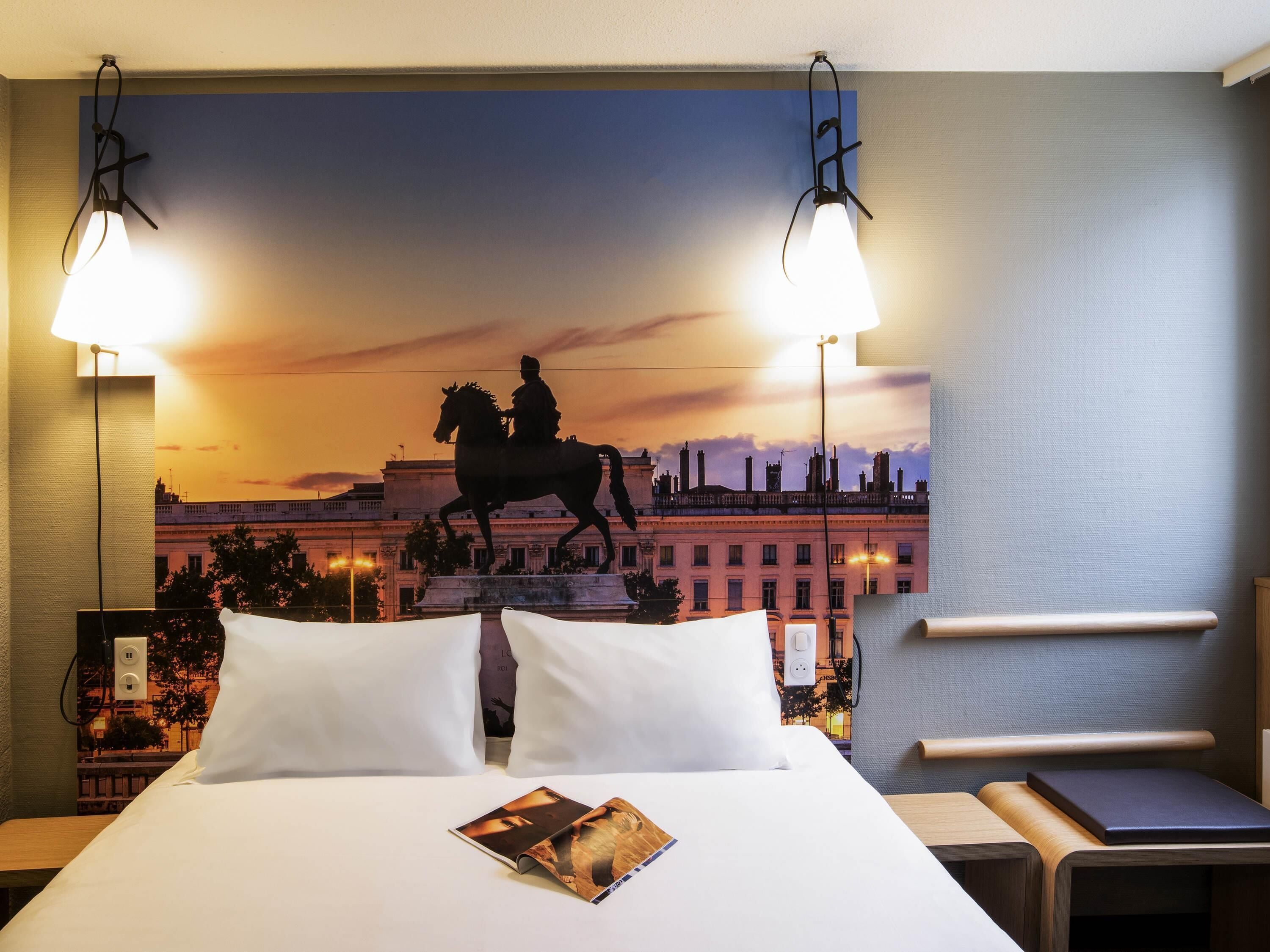 Habitación, 1 cama doble | Escritorio, cortinas opacas, tabla de planchar con plancha