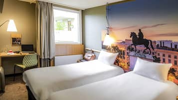 Escritorio, cortinas blackout y tabla de planchar con plancha