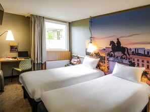 Standard Room, 2 Katil Bujang (Single) | Meja, langsir/tirai gelap terus, seterika/papan seterika