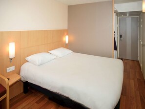 Quarto, 1 cama de casal | Escrivaninha, cortinas blackout, ferros/tábuas de passar roupa