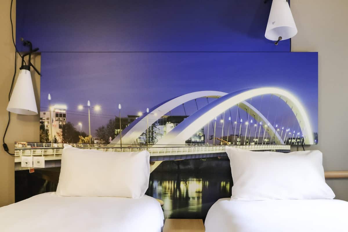 Standaard kamer, 2 eenpersoonsbedden | Een bureau, verduisterende gordijnen, een strijkplank/strijkijzer